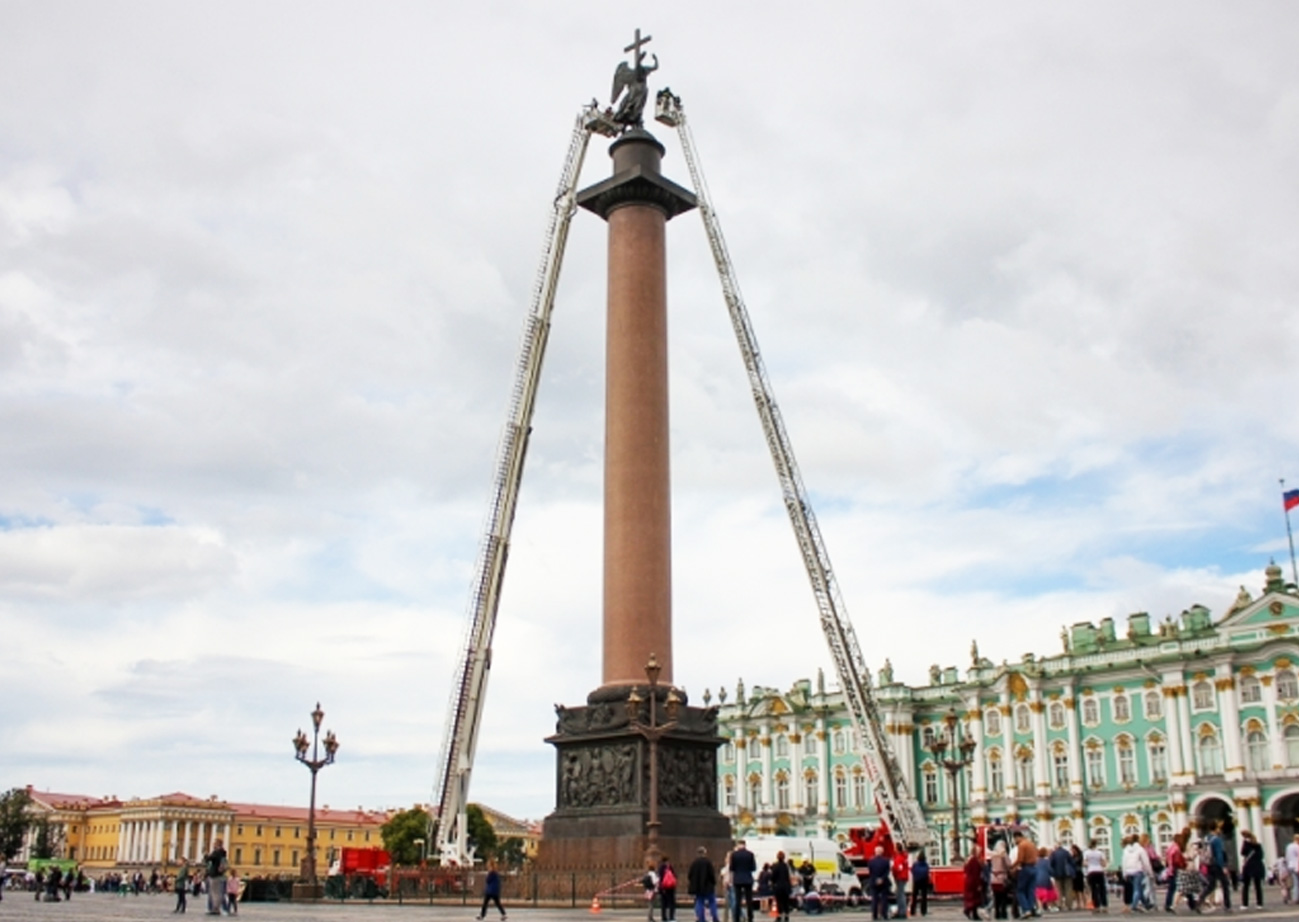 Александровская колонна на дворцовой площади в санкт петербурге