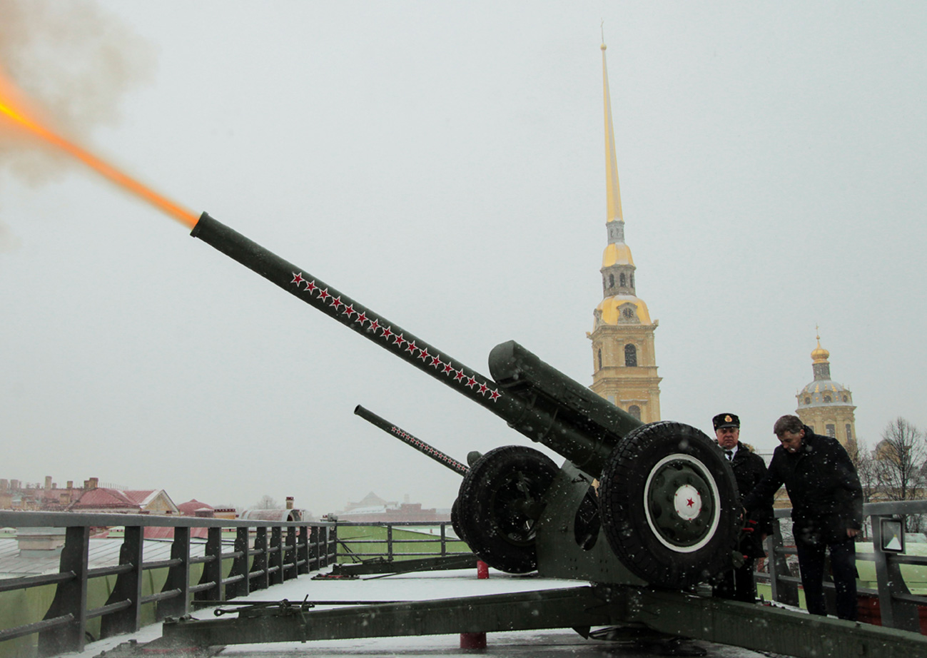 Выстрел сигнальной пушки в санкт петербурге время. Пушка Нарышкина бастиона Петропавловской. Пушки с Нарышкина бастиона Петропавловской крепости. Полуденный выстрел пушки с Петропавловской крепости. Залп пушки в Петропавловской крепости.